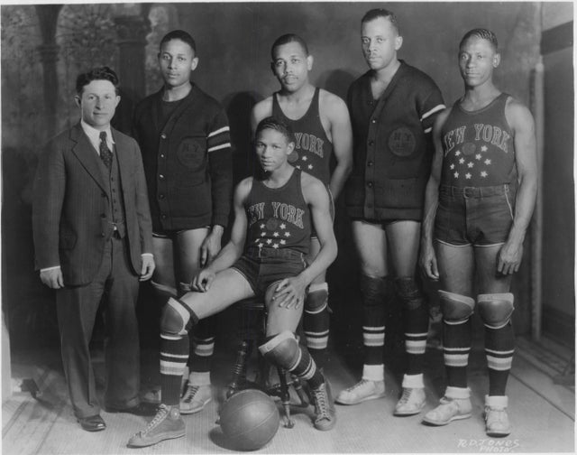 Harlem Globetrotters no final dos anos 1920. Atualmente a equipe ainda detém 24 recordes mundiais do Guinness, como cesta mais distante sob as pernas, arremesso de basquete mais longo, cesta por trás das costas mais distante, entre outros