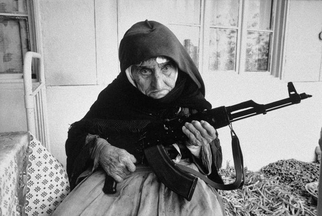 Mulher armênia de 106 anos protegendo sua casa com um AKM, em 1990