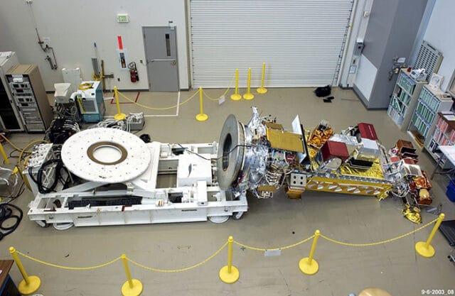 Em 2003, um técnico esqueceu de registrar que havia removido 24 parafusos durante a manutenção do satélite NOAA-19, fazendo com que ele caísse e provocasse US$ 135 milhões em danos