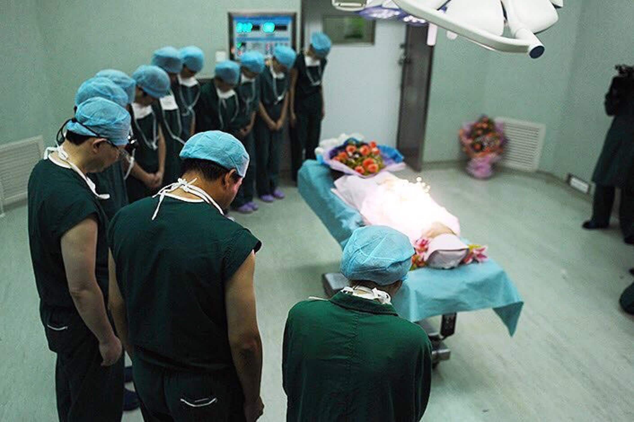 Equipe médica japonesa se curva para homenagear doadora de órgãos de 17 anos que salvou várias vidas após sua morte