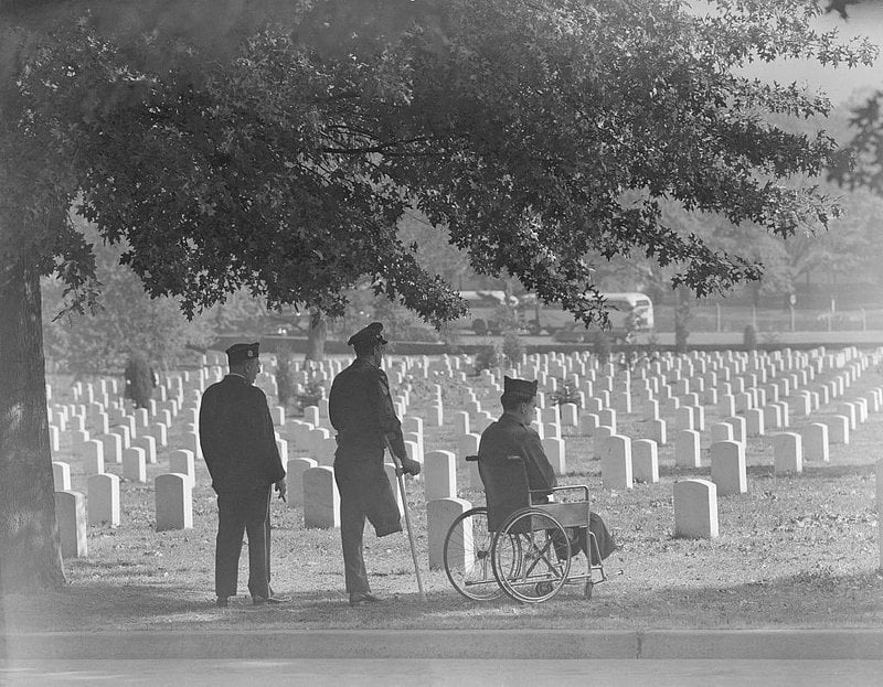 Todos deram algo, alguns deram tudo. Veteranos americanos da 2ª Guerra Mundial no Cemitério Nacional de Arlington, 1951