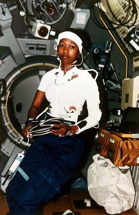 Dra. Mae Jemison, a primeira mulher negra no espaço (1992)