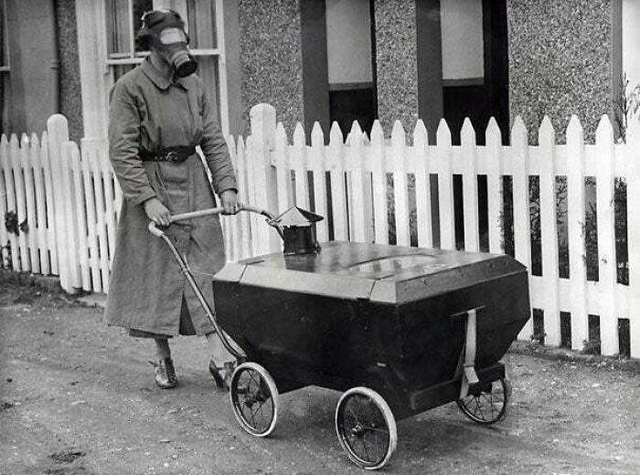Carrinho de bebê resistente a gases tóxicos, em 1938