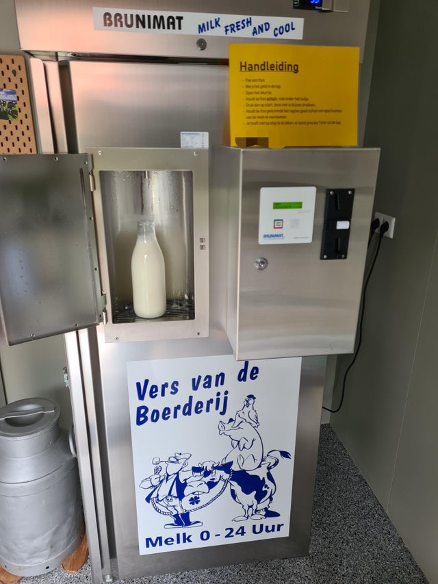 Na Holanda, existe máquinas onde as pessoas podem comprar leite fresco da própria fazenda. É mais barato que no supermercado e ajuda pequenos fazendeiros a venderem seus produtos