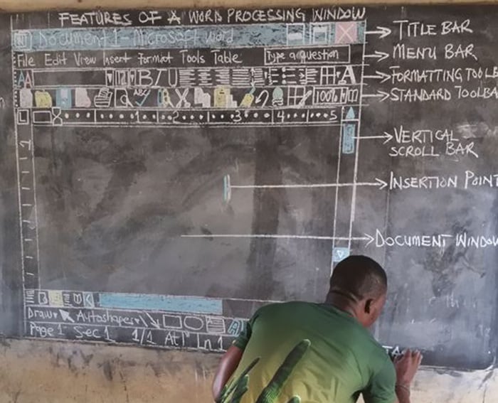 Sem computador, esse professor de Gana ensinava Microsoft Word a seus alunos desenhando seus recursos em um quadro-negro. Dois dias depois que a Microsoft tomou conhecimento de sua história, enviou computadores e material educacional para a escola