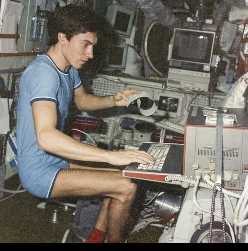 Este é Sergei Krikalev. Ele comandou a estação espacial MIR em 1991, quando a União Soviética deixou de existir, se desintegrando em diversas repúblicas. Ele só foi capaz de retornar para casa após 10 meses. Até seu retorno, ele foi considerado o último cidadão da União Soviética.