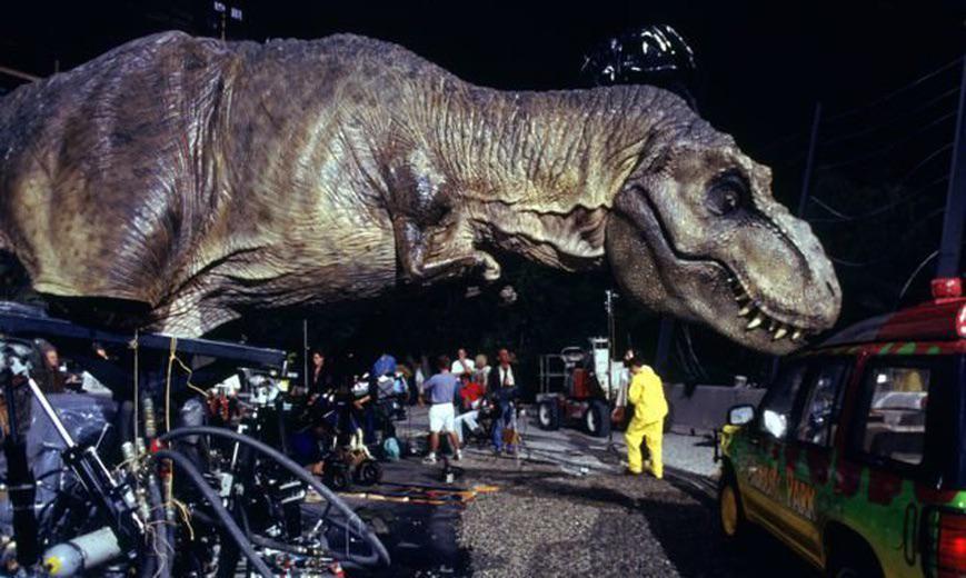 Quando Jurassic Park foi feito, em 1993, os efeitos especiais como conhecemos hoje ainda engatinhavam. Os dois T-Rex usados no filme eram modelos animatrônicos em escala real, cada um pesando cerca de 9 toneladas. Devido ao seu peso, a equipe construiu cenários ao redor deles, ao invés de transportá-los para os cenários
