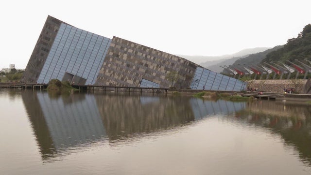 O Museu Aquático de Lanyang, em Taiwan, parece um prédio que caiu no lago