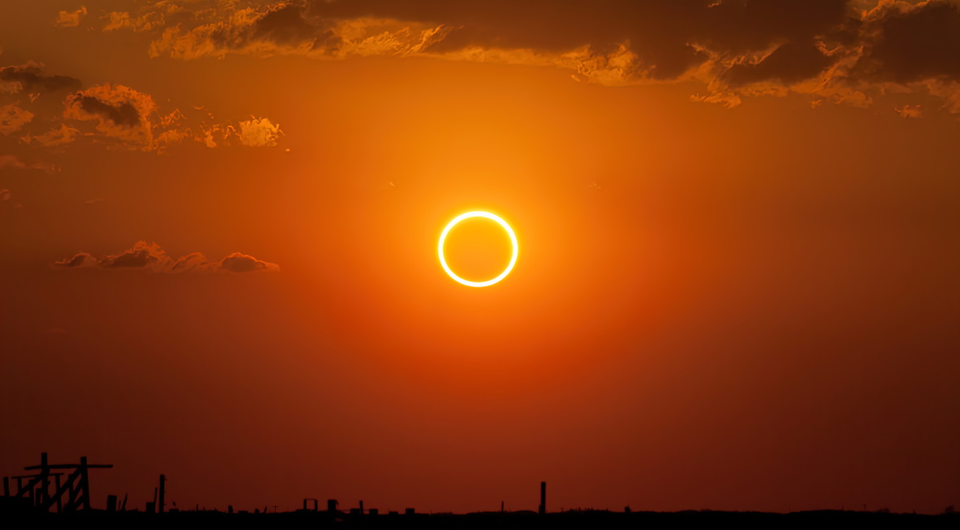 Este é um eclipse sola anular, um tipo raro de eclipse que ocorre quando a Lua se posiciona exatamente em frente ao Sol, mas está muito afastada para ocultá-lo completamente