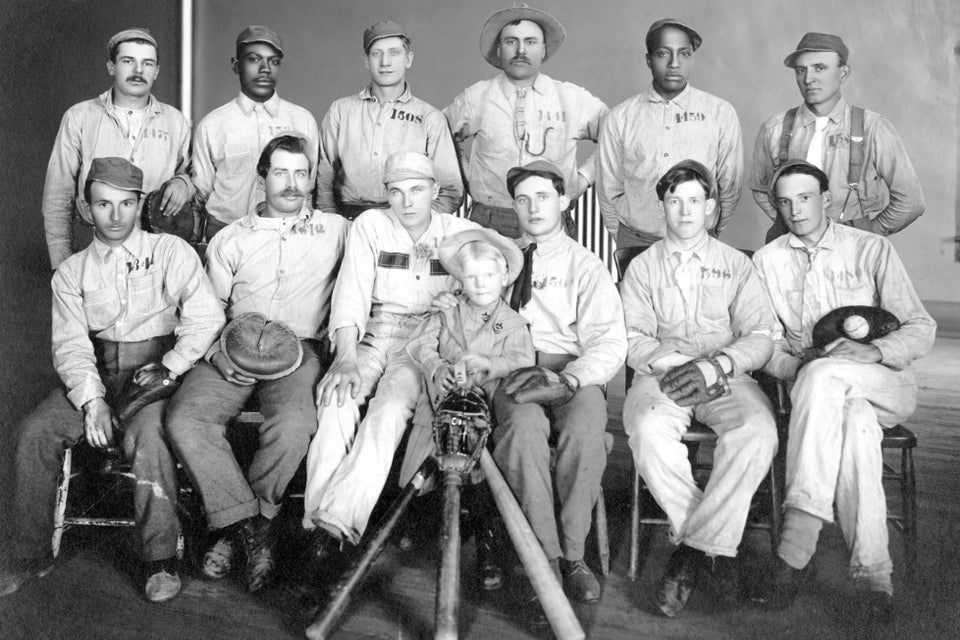 Na década de 1910, nos Estados Unidos, havia um time de beisebol formado apenas por prisioneiros no corredor da morte. Suas execuções eram adiadas a medida que eles iam vencendo os jogos