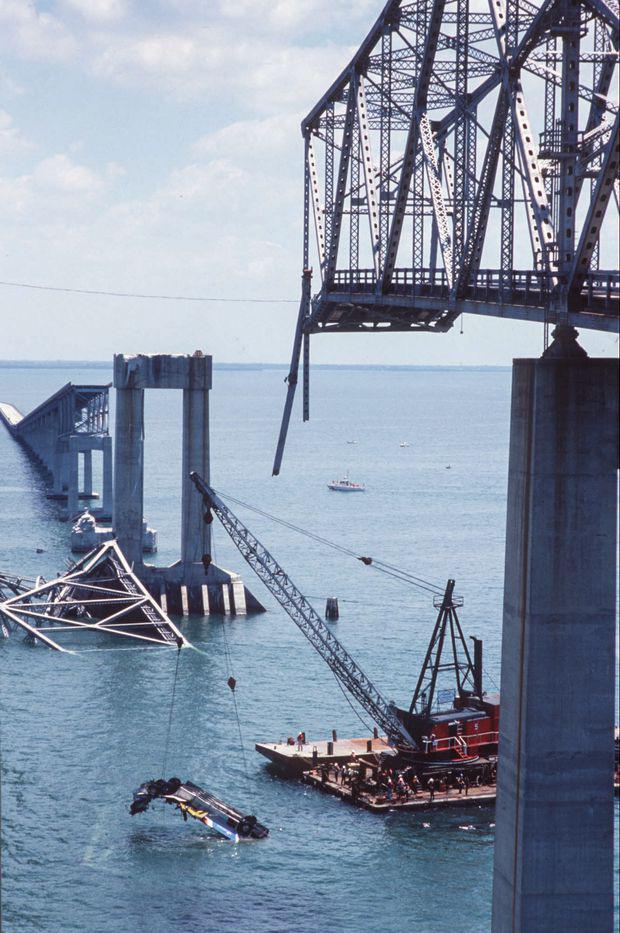 Ponte Sunshine Skyway, localizada em San Petersburgo, EUA, quando colapsou em maio de 1980. O cargueiro MV Summit Venture colidiu com a ponte durante uma tempestade repentina, resultando no colapso estrutural do vão sul e resultando na morte de 35 pessoas quando veículos despencaram nas águas