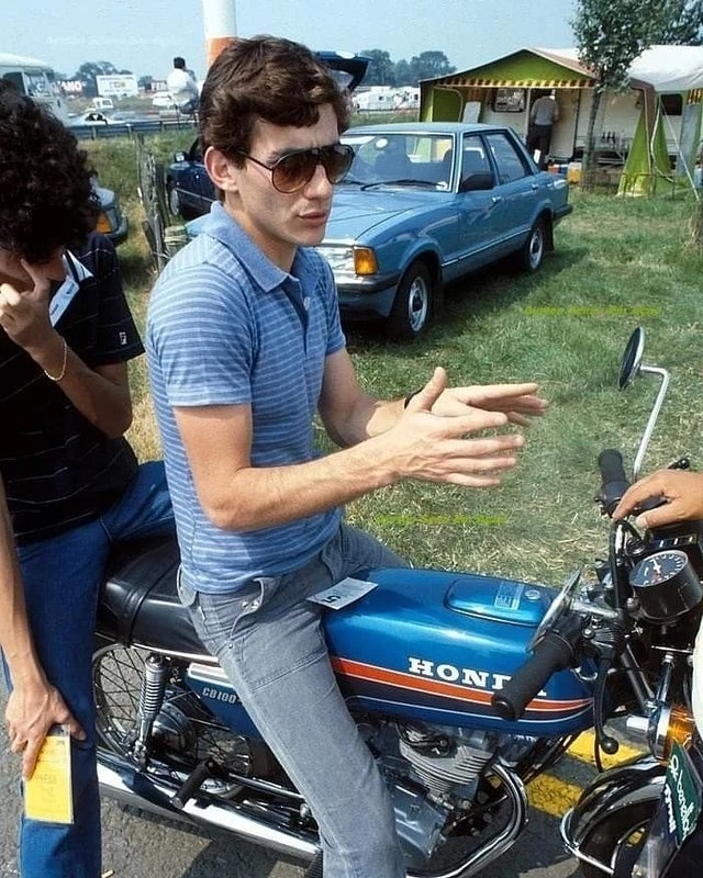 Ayrton Senna, dando um passeio de moto em 1983