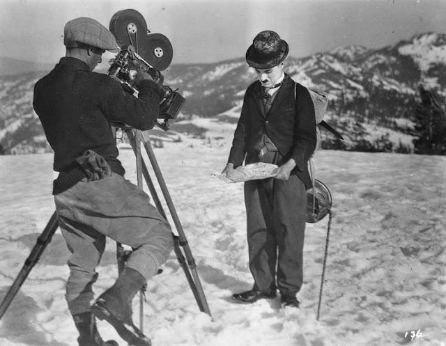 Charlie Chaplin filmando 