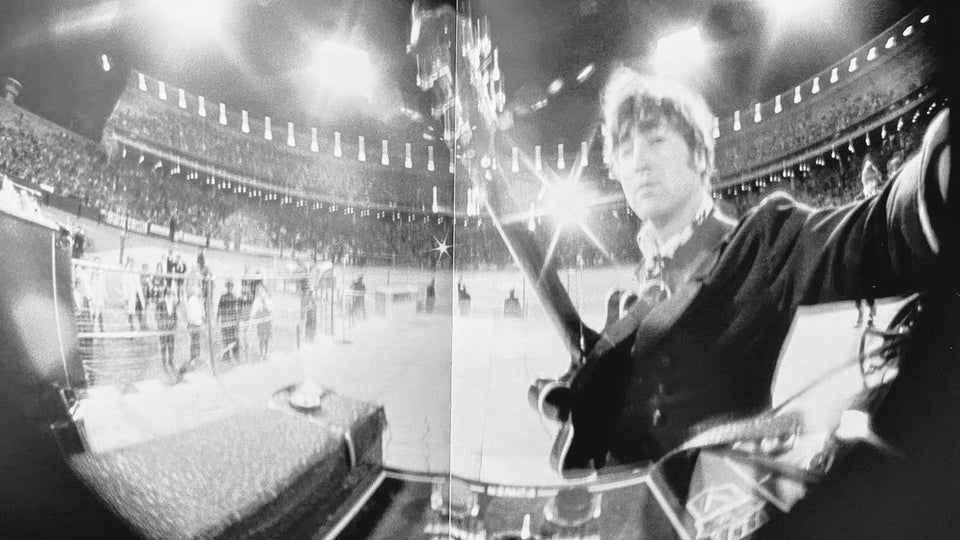 Selfie de John Lennon no Candlestick Park, em 29 de agosto de 1966, no último show com bilheteria que os Beatles fizeram.