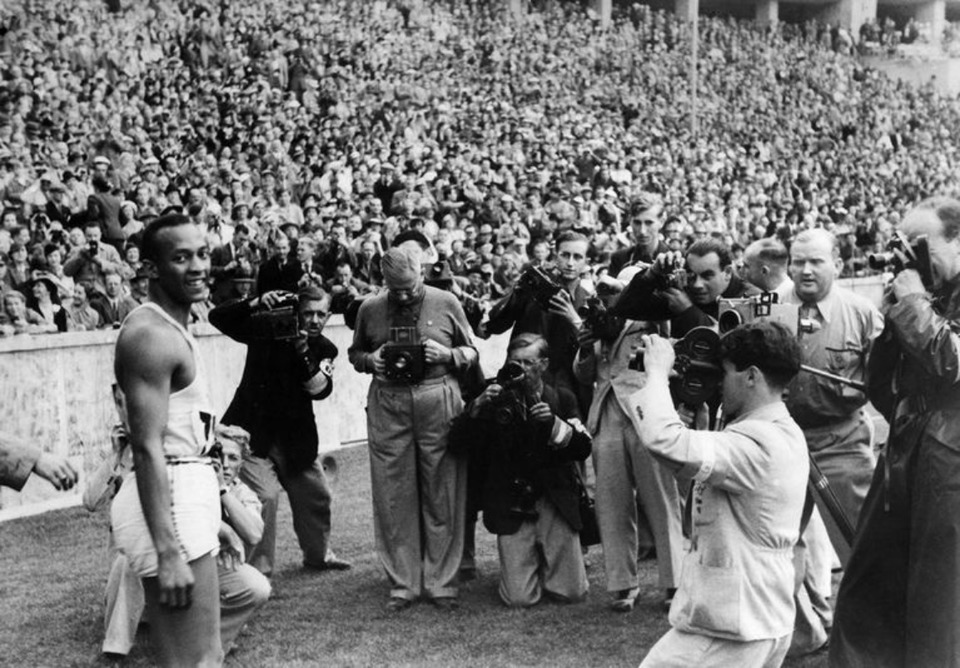 Jesse Owens após estabelecer um novo recorde mundial diante da Alemanha nazista, nos Jogos Olímpicos de Berlim, em 1936