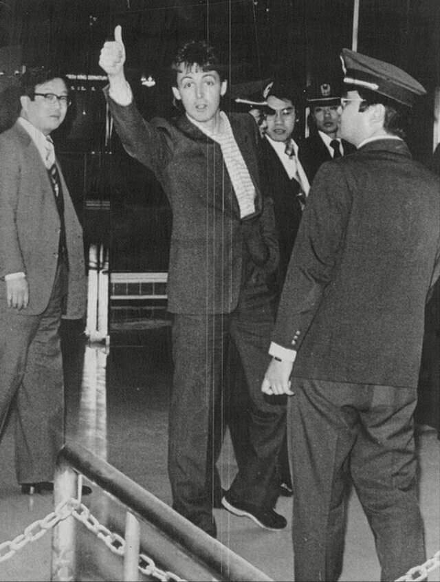 Paul McCartney sendo preso por porte de maconha, em Tóquio, em 16 de janeiro de 1980. Ele portava 226 gramas, que justificou se tratar de uma quantidade exclusiva para uso pessoal. Mesmo assim, ele ficou detido por nove dias no Centro de Detenção de Narcóticos de Tóquio.