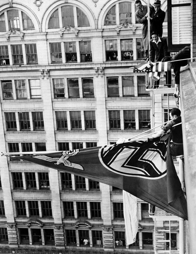 Jovens retiram bandeira com suástica alemã do mastro do consulado alemão em San Francisco, em 19 de janeiro de 1941