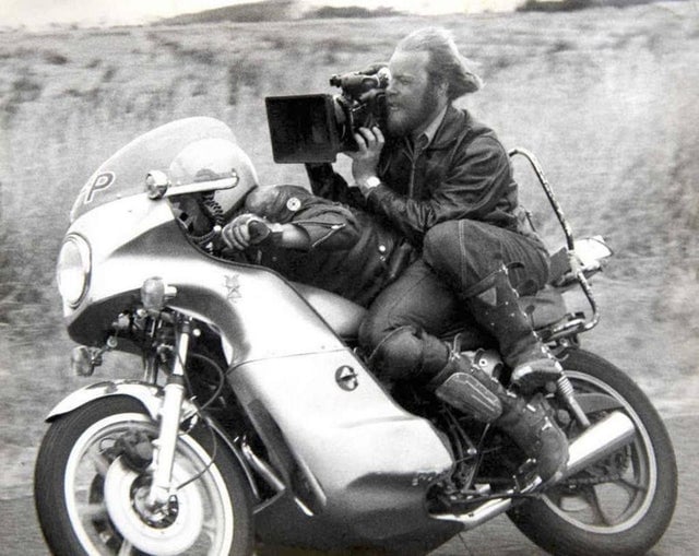 Diretor de fotografia David Eggby filmando cena de ação de 