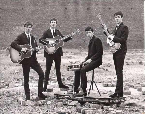 Os Beatles em 1962. Uma das primeiras fotos tiradas depois que Ringo se juntou oficialmente à banda