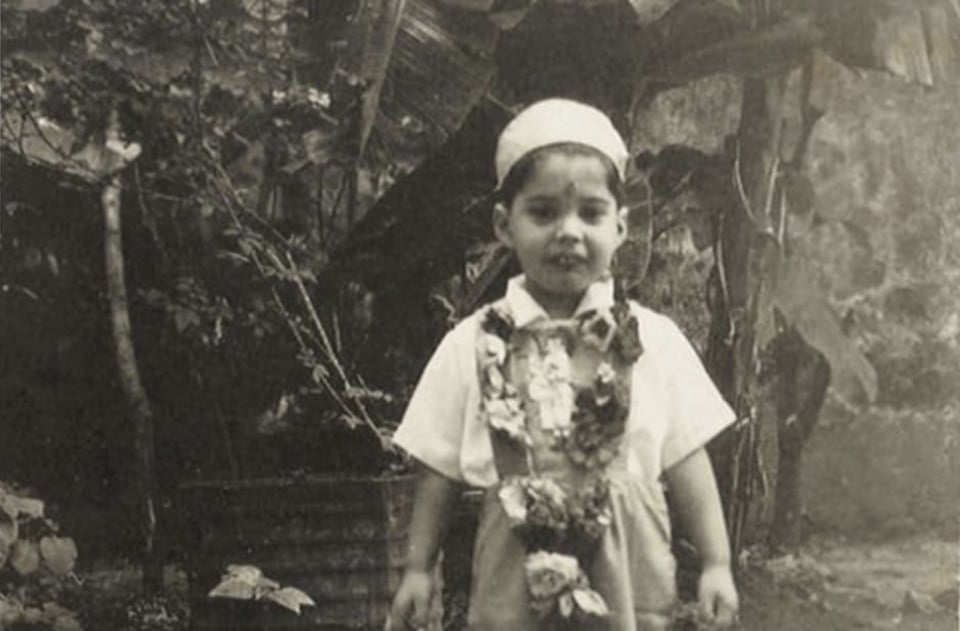 Freddie Mercury em seu 4º aniversário, em Zanzibar, em 1950