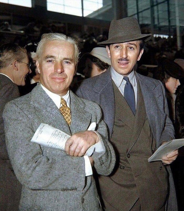 Charlie Chaplin e Walt Disney numa pista de corrida, final dos anos 1930.