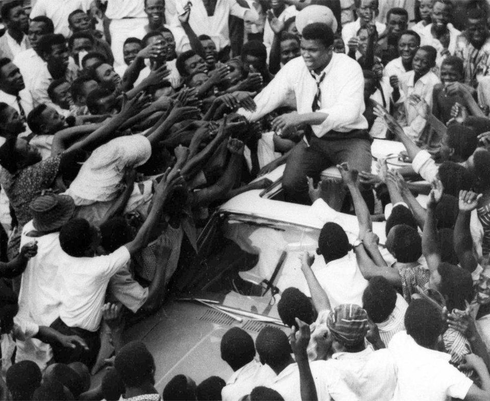 Muhammad Ali cumprimentando uma multidão de fãs na Nigéria, 1964