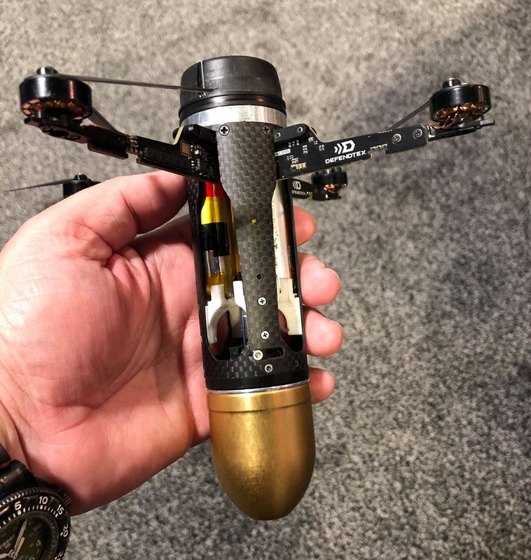 Fuzileiros navais norte-americanos estão testando granadas voadoras controladas remotamente, como drones. Embora outras nações tenham implementado o Drone40 em operações, esta é a primeira vez que as tropas dos EUA treinam para usá-lo em suas operações.