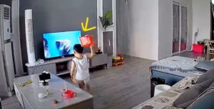 Menino quebra TV enquanto tenta ajudar o super-herói na tela; assista