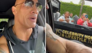 The Rock surpreende turistas em passeio pelo seu bairro em Hollywood