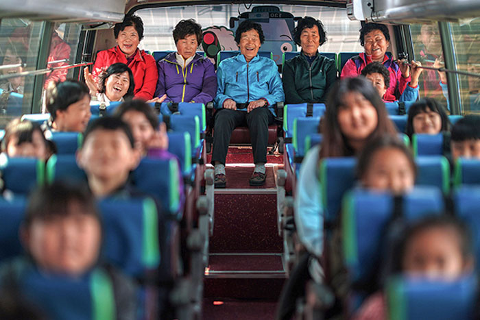 Devido às baixas taxas de natalidade, uma escola na Coreia do Sul está ficando sem jovens e abrindo suas portas para que avós analfabetos se matriculem, para que possam ser alfabetizados.