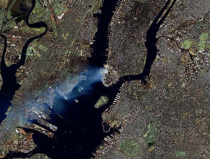 Imagens de satélite conseguiram registrar fumaça deixada pelas Torres Gêmeas após ataques.