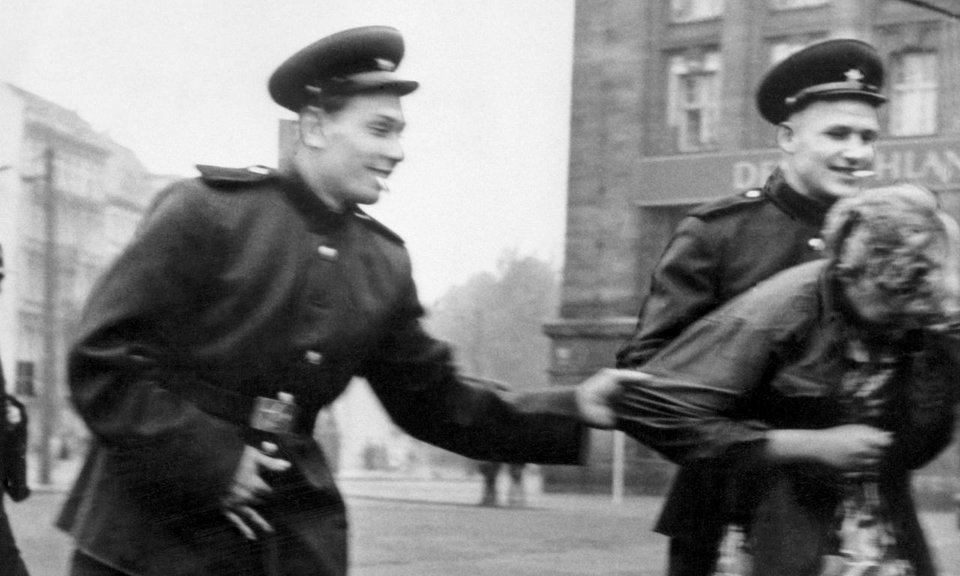 1945: Mulheres alemãs resistem a soldados do Exército Vermelho. As mulheres alemãs sofreram o maior estupro em massa da história pelos soviéticos.