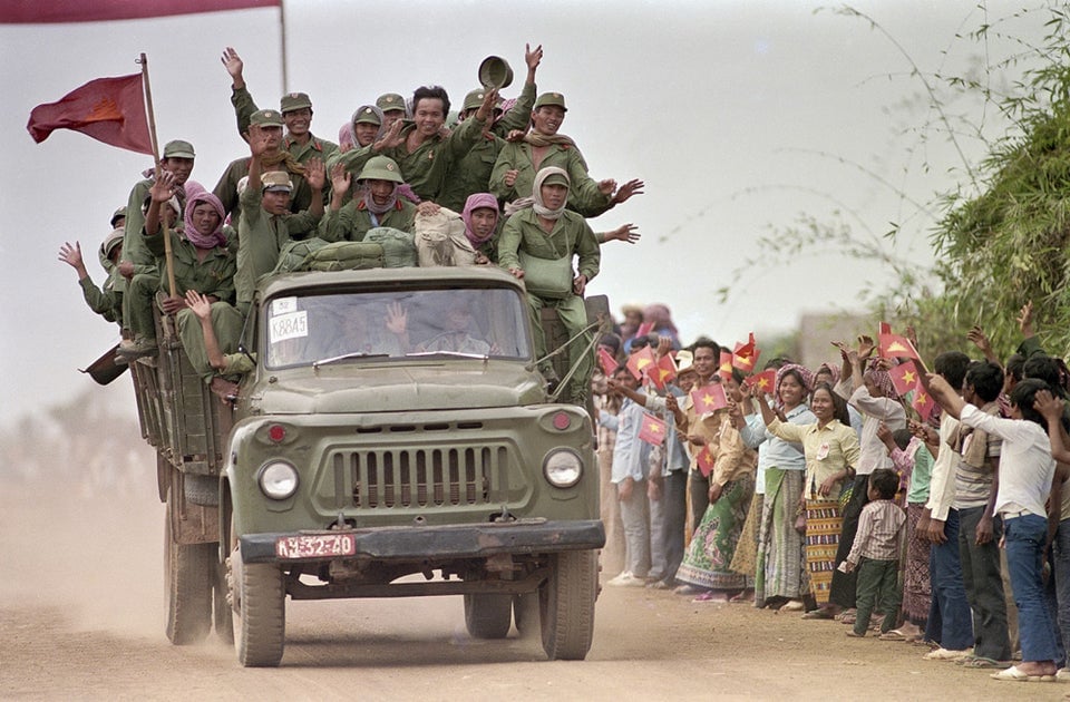 Soldados do exército vietnamita se despedindo do povo cambojano durante retirada das tropas vietnamitas, encerrando 10 anos de ocupação, 26 de setembro de 1989.