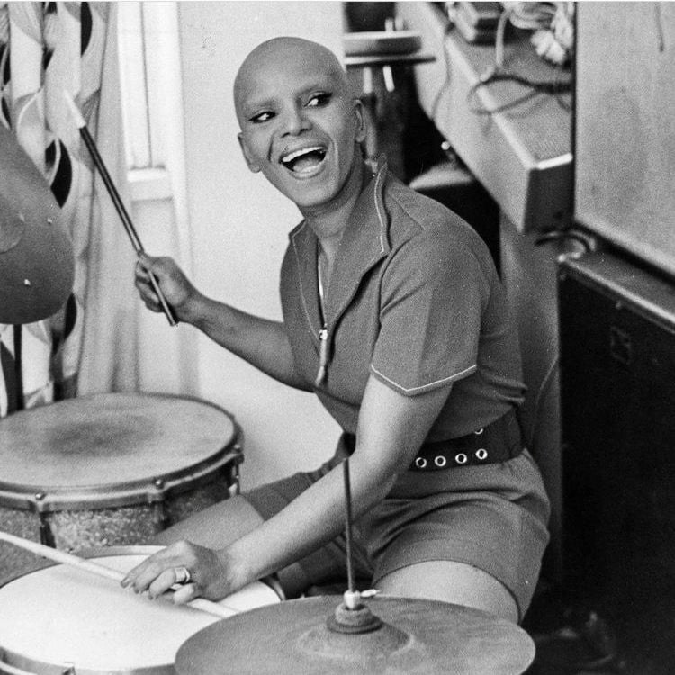 Elza Soares tocando bateria, em 1972.