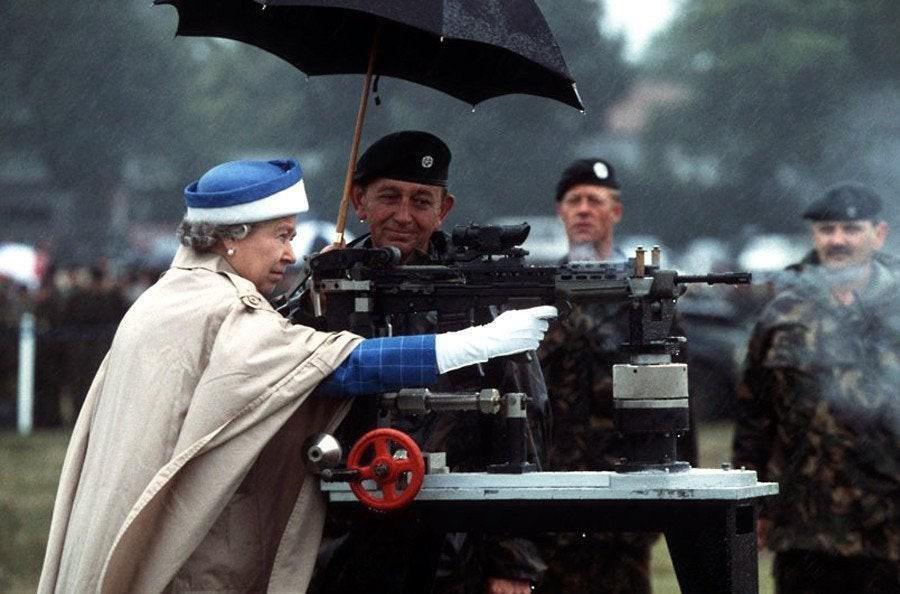 Rainha Elizabeth II disparando um rifle em Surrey, Inglaterra, 1993.