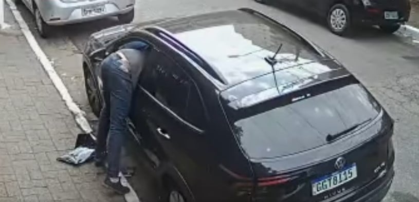 Bandidos levam DOIS MINUTOS para furtar veículo estacionado em rua de SP; veja vídeo