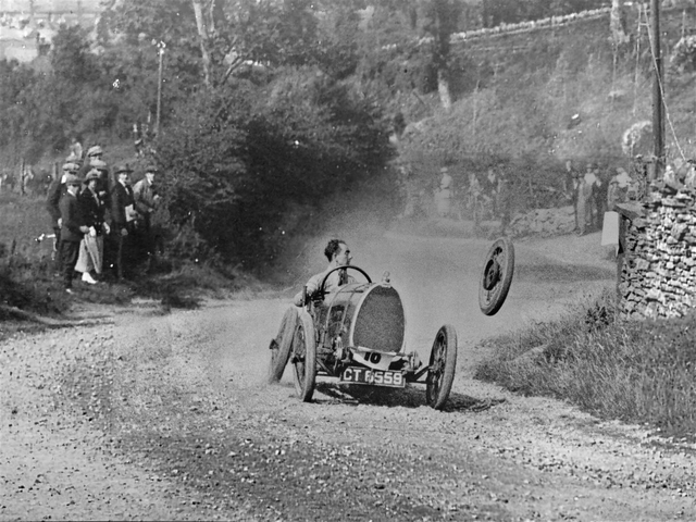 Piloto Raymond Mays mantendo a calma mesmo ao ver uma roda de seu carro sair voando, na corrida de escalada Caerphilly Mountain, Cardiff, País de Gales - 1924.