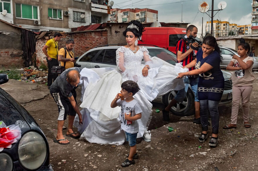 Jovem noiva se preparando para seu casamento em uma rua do gueto cigano de Stolipinovo, Bulgária. Na Europa, as comunidades ciganas somam mais de 11 milhões de pessoas e Stolipinovo, com cerca de 40 mil pessoas, é o gueto mais populoso.