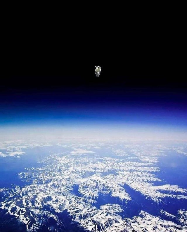 Astronauta Bruce McCandless II flutuando sem amarras pelo espaço, 1984.