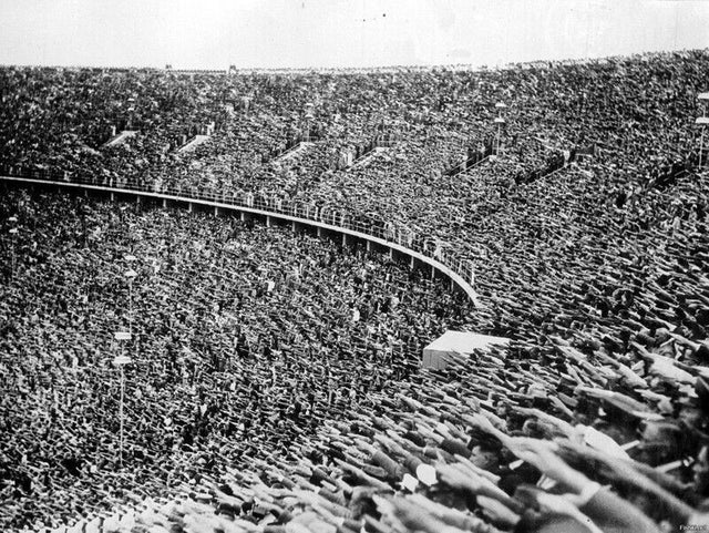 Estádio lotado, realizando saudação nazista, durante Jogos Olímpicos de Verão na Alemanha, Berlim, 1936.
