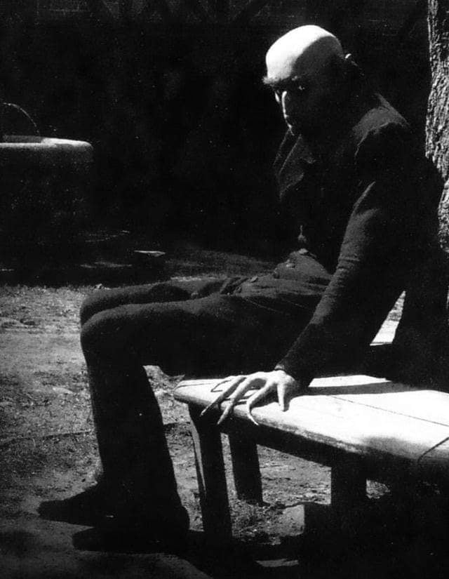 Max Schereck relaxando nos bastidores de Nosferatu, 1922.