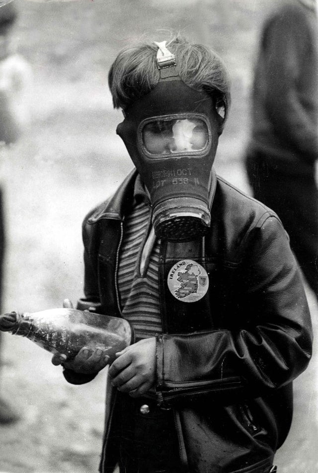 Menino usando máscara de gás e com um coquetel molotov na mão, durante Batalha de Bogside, na Irlanda do Norte, 1969.