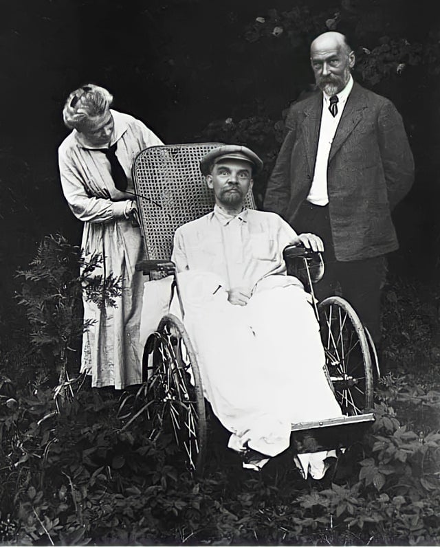 A última foto de Lenin foi tirada em maio de 1923, meses antes de morrer, com seu médico e sua irmã.