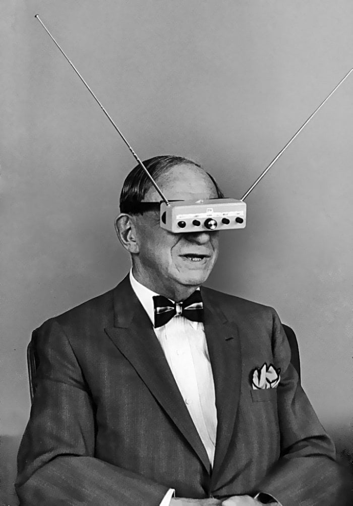 Hugo Gernsback, inventor do óculos-tv, um protótipo do que seria a TV do futuro, em 1963.