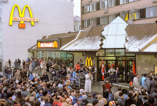 Milhares de russos fazem fila para o primeiro dia de funcionamento do McDonald's soviético, que não foi aberto por americanos, mas por canadenses - 31 de janeiro de 1990.