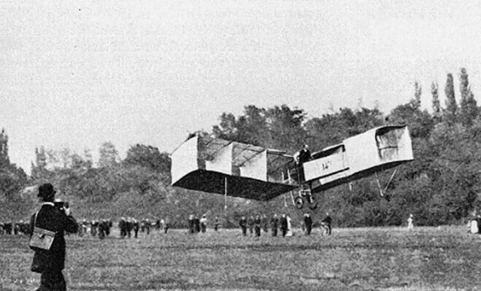 Primeiro voo de Santos Dummont com seu avião, o 14 Bis, em Bagatelle, Paris. O episódio foi amplamente divulgado, com grande admiração em todo o mundo.