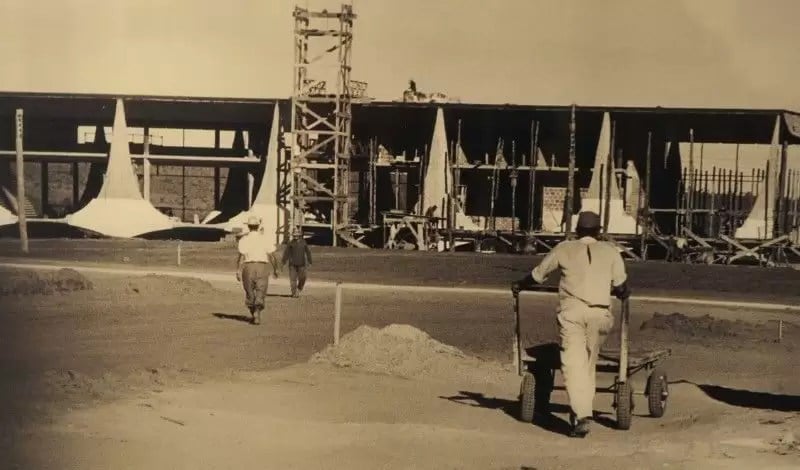 Construção do Palácio da Alvorada, em Brasília. Segundo historiadores, durante as obras muitos operários se machucaram gravemente e até morreram pela falta de procedimentos de segurança