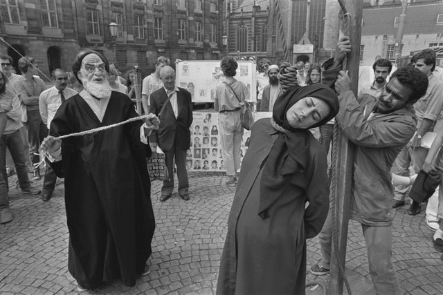 Iranianos protestam contra o regime de Khomeini, Amsterdã, 1984.