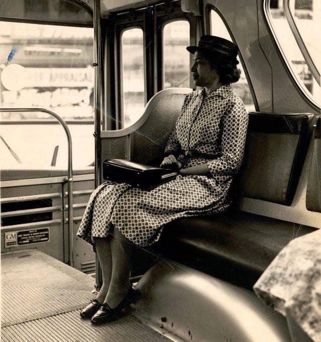 Rosa Parks senta-se na frente de um ônibus após fim da segregação racial pela emrpesa de transporte público, em 1965.