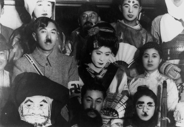 O príncipe japonês Konoe Fumimaro se vestiu de Adolf Hitler em uma festa à fantasia, pouco antes de ser nomeado primeiro-ministro do Japão - 1937.